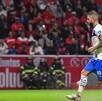 El campeón del mundo Serio Ramos intentó picar el balón a un Hugo González que aguantó y detuvo el penal con facilidad.