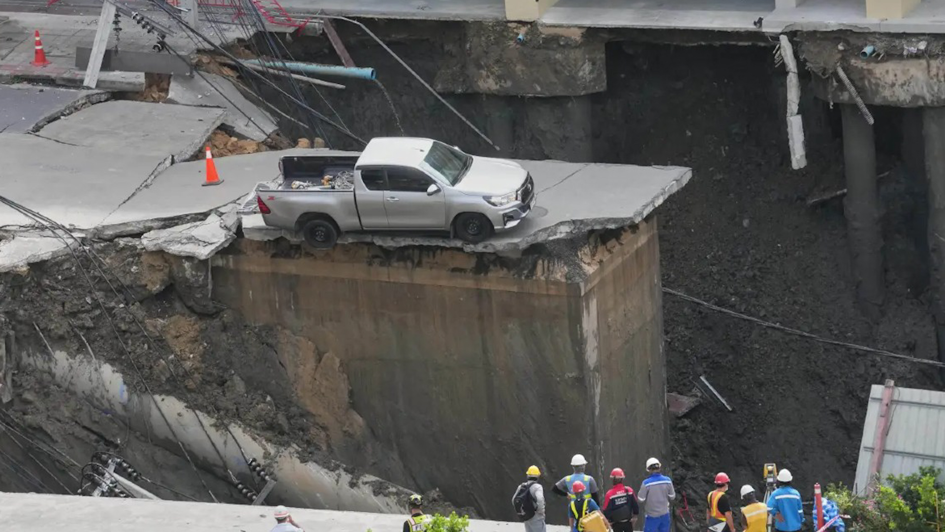 En cuestión de minutos, el agujero se expandió hasta cortar por completo una vialidad de cuatro carriles.