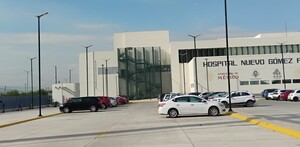 Un accidente laboral dejó a un hombre de 48 años hospitalizado con fracturas en ambos talones luego de que cayera de una altura aproximada de cuatro metros.