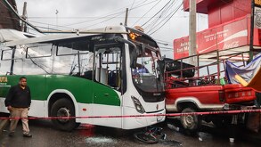 El chofer de la unidad fue retenido por los propios locatarios de la zona para evitar una posible fuga; más tarde, fue entregado a las autoridades.