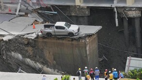 Un enorme socavón sorprendió a Bangkok al colapsar una calle causando daños a vehículos, infraestructura y evacuaciones, en plena temporada de monzones.