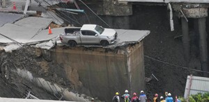 Un enorme socavón sorprendió a Bangkok al colapsar una calle causando daños a vehículos, infraestructura y evacuaciones, en plena temporada de monzones.