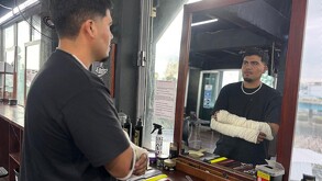 Juan Luis ha podido retomar su actividad de barbero tras ser dado de alta por las quemaduras obtenidas en la explosión de pipa
