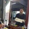Juan Luis ha podido retomar su actividad de barbero tras ser dado de alta por las quemaduras obtenidas en la explosión de pipa
