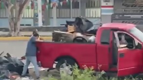 video donde se observa a dos personas tirando basura desde una camioneta en un punto limpio, llamando a la ciudadanía a reflexionar sobre el cuidado de Guadalaj