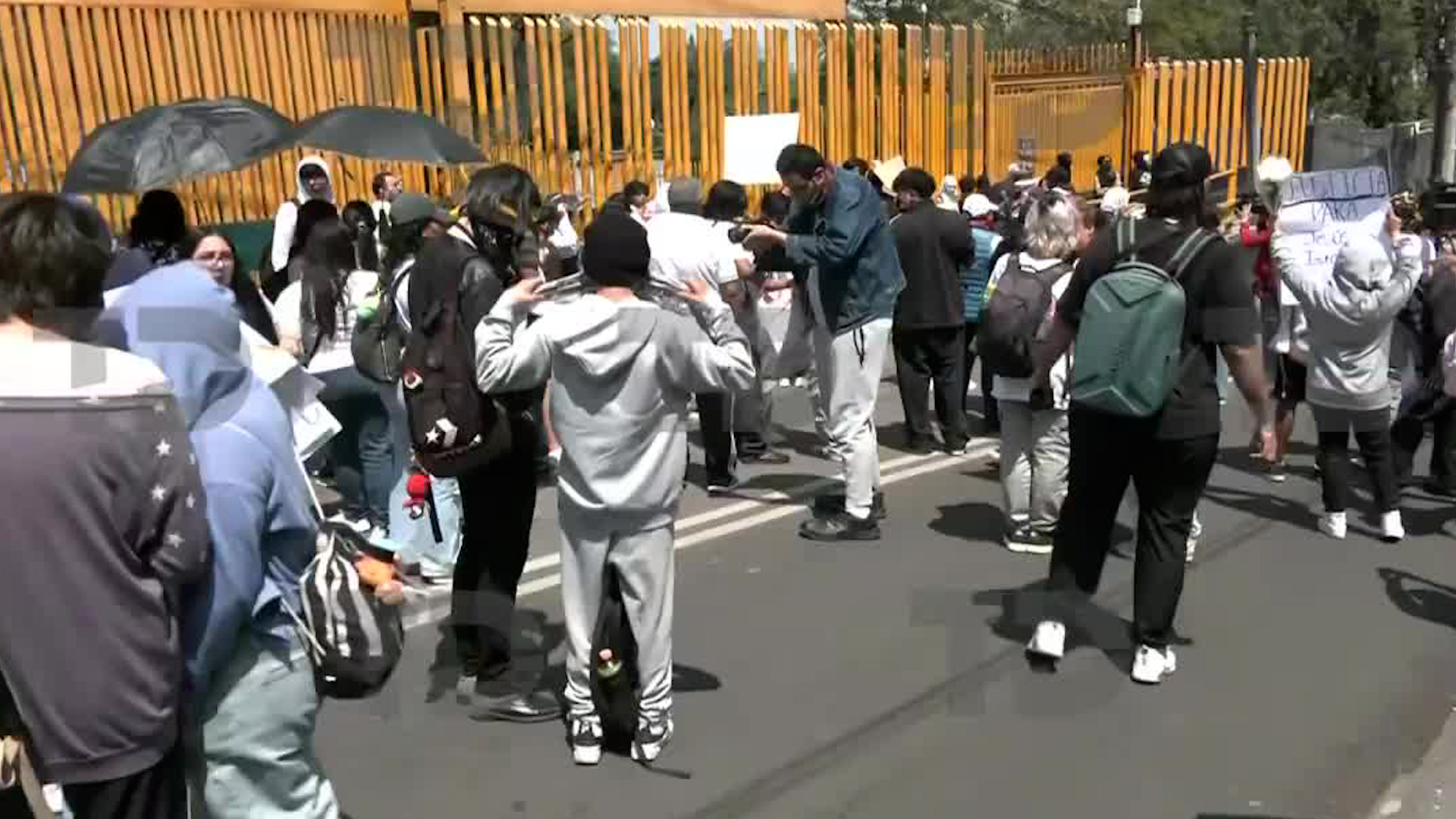 Con el grito de 