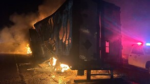 Se registró un fuerte incendio en un tráiler que circulaba sobre la carretera federal 45, a la altura de la colonia Acapulquito, antes de llegar a Condumex.