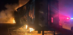 Se registró un fuerte incendio en un tráiler que circulaba sobre la carretera federal 45, a la altura de la colonia Acapulquito, antes de llegar a Condumex.