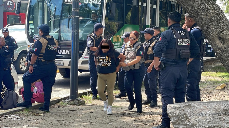 En redes sociales usuarios reconocieron a las dos mujeres como reincidentes, pues señalaron que previamente ya habían cometido atracos al transporte público.