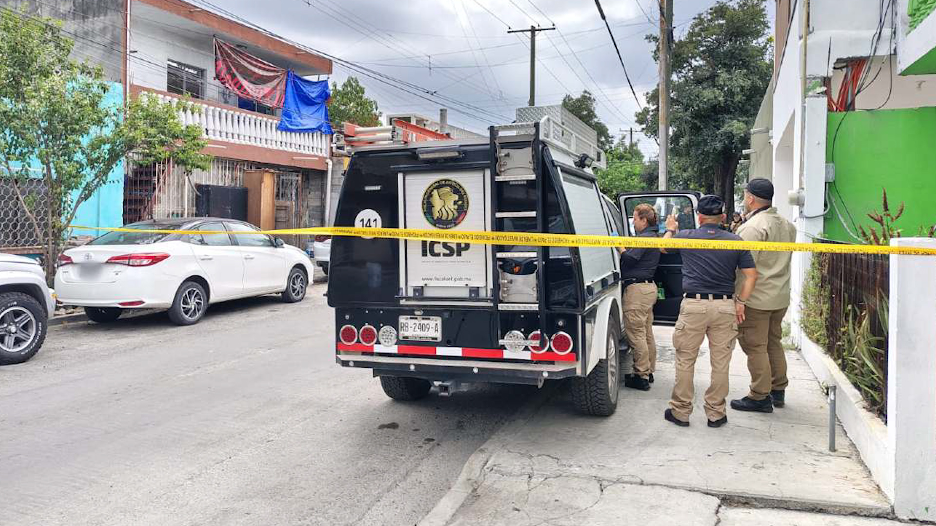 El operativo fue desplegado por agentes ministeriales y peritos de la Fiscalía General de Justicia de Nuevo León sobre la calle Simón Bolívar.