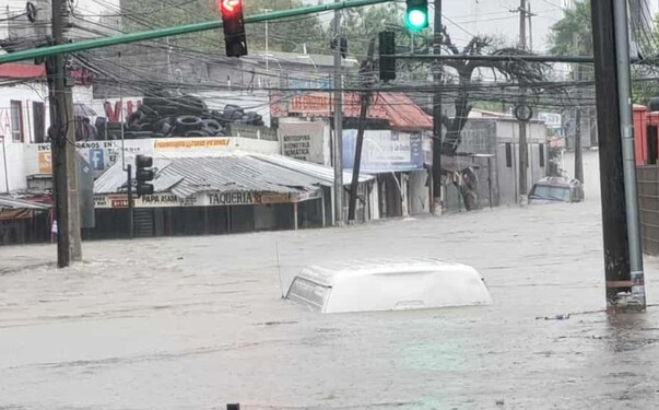 Camioneta queda bajo el agua en la zona de la Estanzuela, en Monterrey