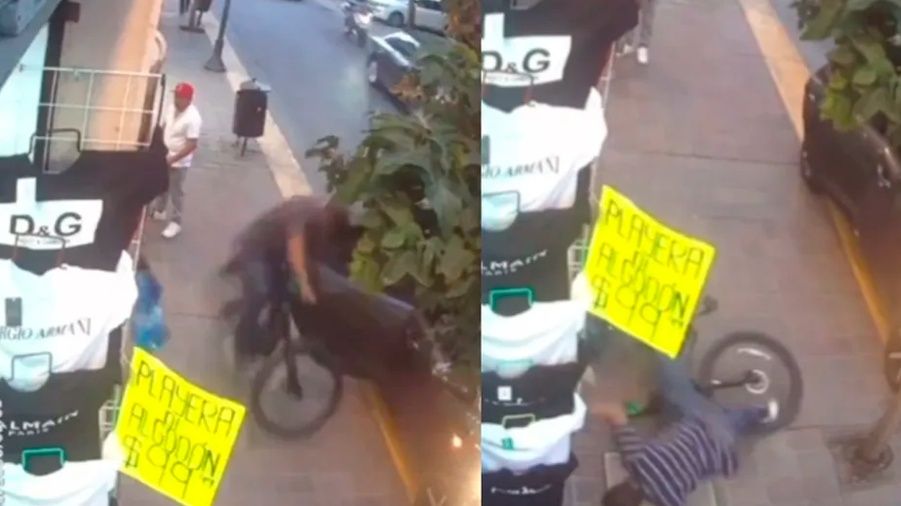 Un hombre que circulaba en una bicicleta en las calles del Centro de la ciudad de León cayó al piso luego de que chocará contra la puerta de un vehículo.