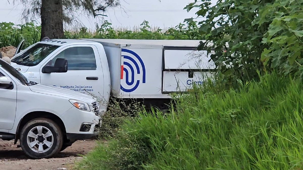 Continúa el operativo en Zapopan para la extracción de restos humanos en la fosa de El Alemán. Hasta ahora se han recuperado 63 bolsas, con la participación de