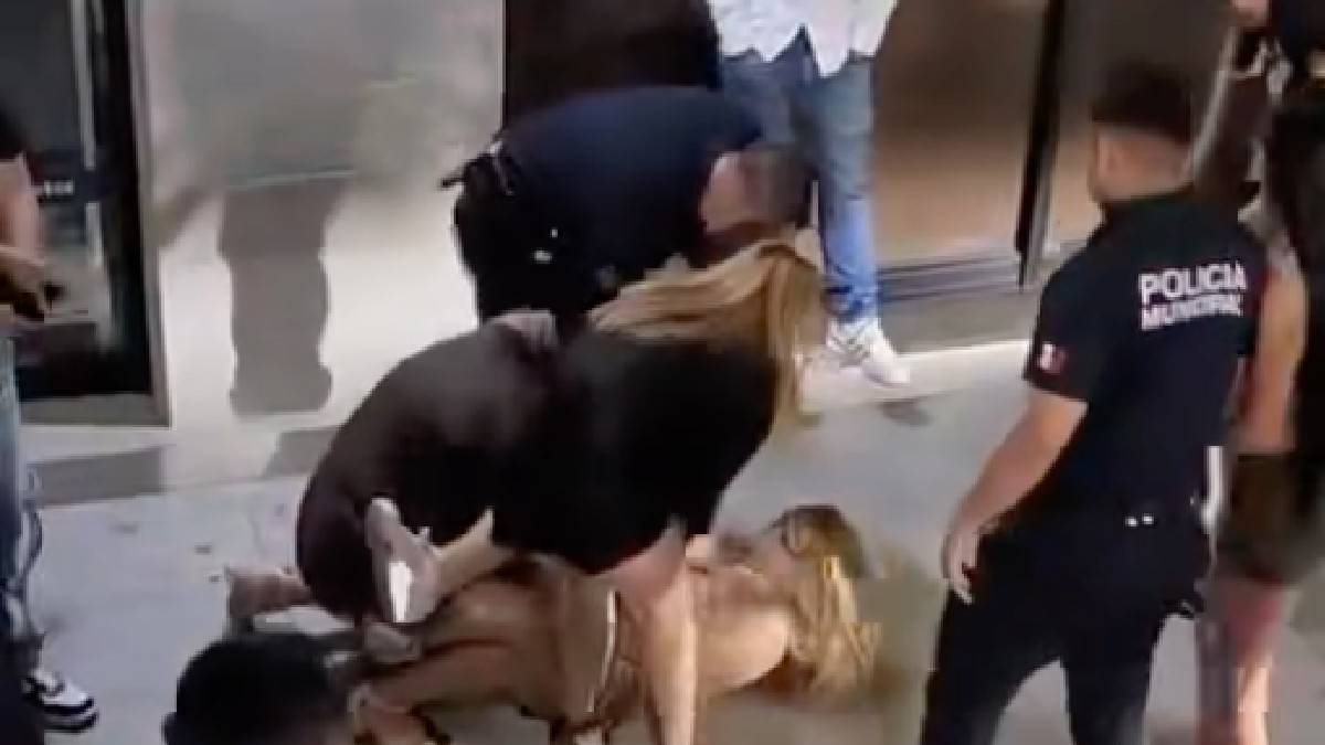 Una violenta trifulca entre varias mujeres desató el caos la madrugada del pasado miércoles en las escaleras de una plaza comercial.