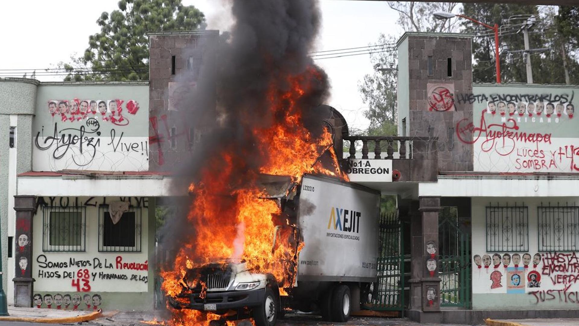 Al exterior de las instalaciones militares presuntos estudiantes de la Escuela Normal de Ayotzinapa comenzaron la quema de un camión.