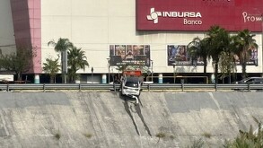 Automovilista pierde el control y cae al río Santa Catarina