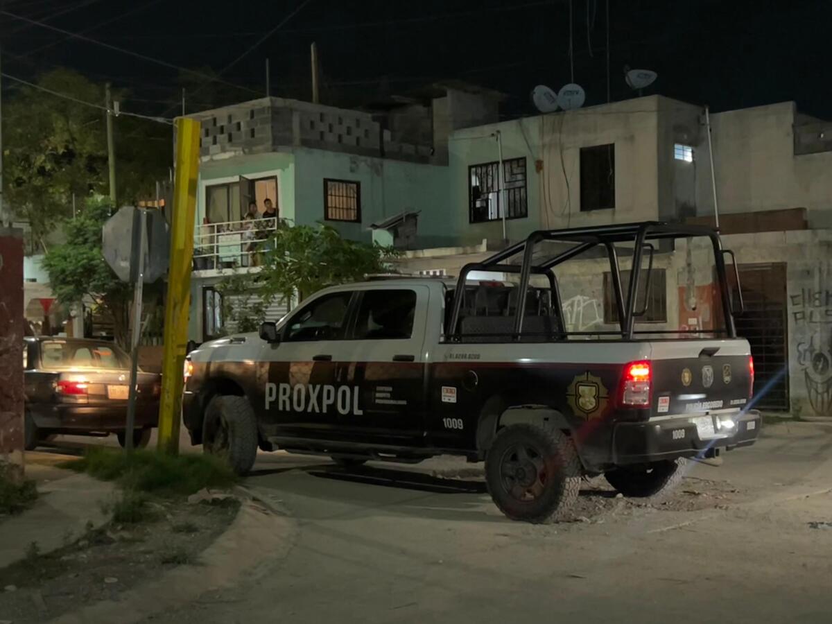 Dos hombres y una mujer fueron asesinados a balazos en calles de la colonia Alianza Real, en el municipio de Escobedo, Nuevo León.