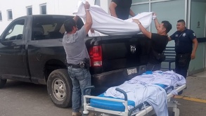 El traslado inadecuado del cuerpo se debió a que el único vehículo del Semefo en la región atendía otro reporte de manera simultánea.q