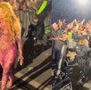 El gesto de Shakira al no auxiliar a un camarógrafo que cayó frente a ella fue señalado como falta de empatía por usuarios en redes sociales.