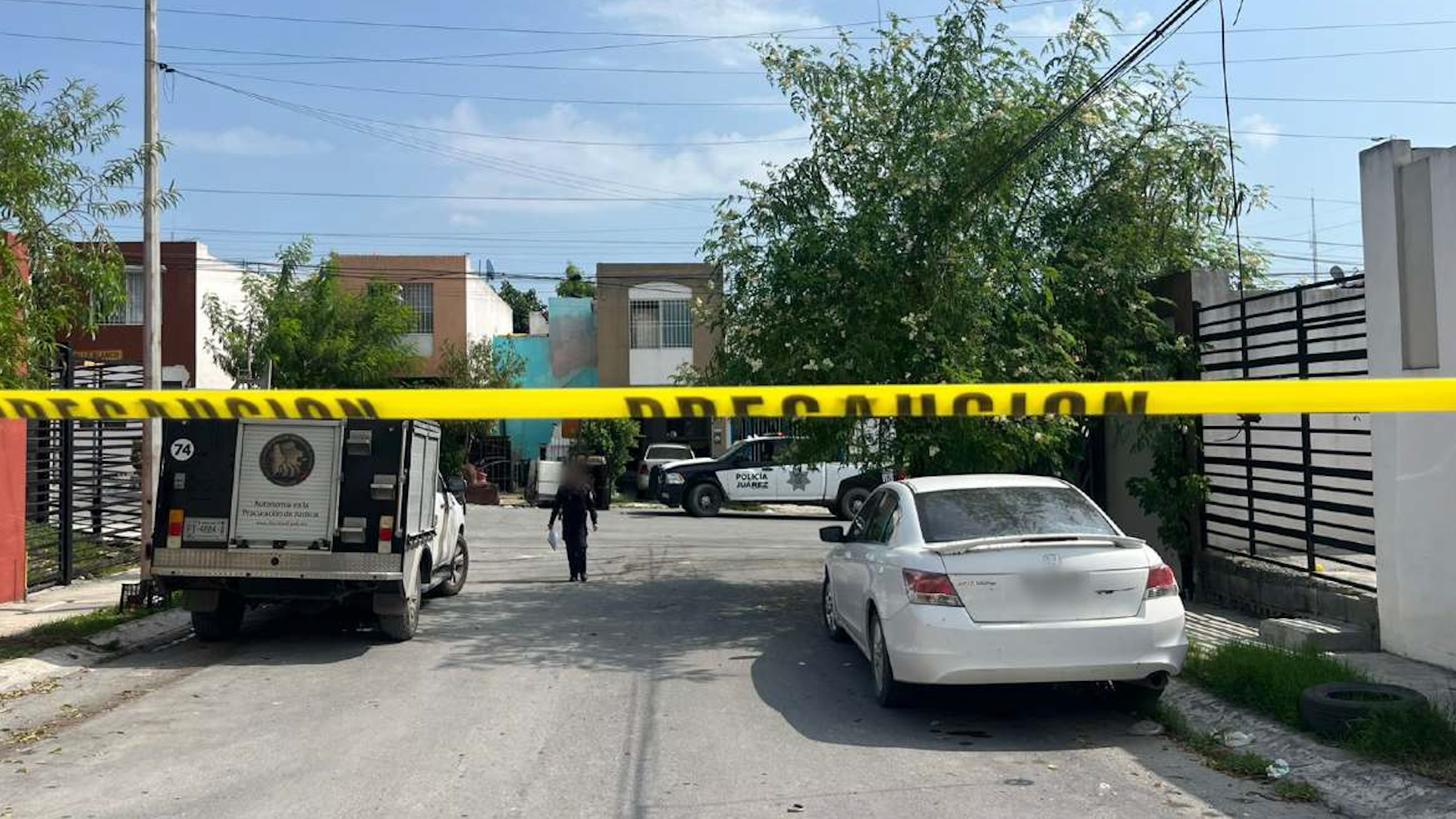 El hecho ocurrió en el cruce de las calles Valle Blanco y Valle Cauca, en la colonia Valle del Real, en el municipio de Juárez, Nuevo León.