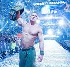 John Cena levantando el Campeonato de WWE al finalizar Wrestlemania 23.