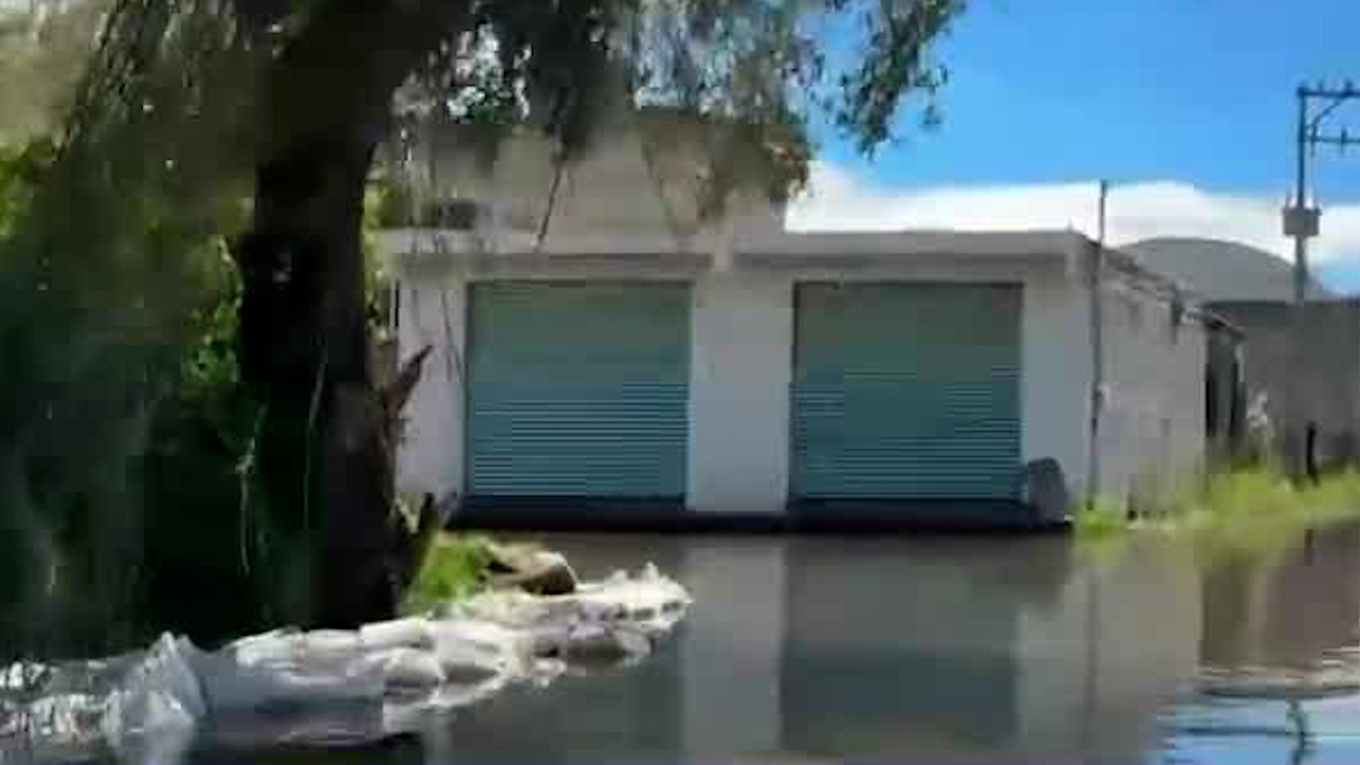 Ciudadanos y autoridades de la zona colocaron al rededor de las viviendas costales para tratar de minimizar la entrada de agua a estas.