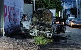 Las autoridades investigan el incendio presuntamente provocado a una camioneta en la colonia Argentina, en el municipio de Monterrey.
