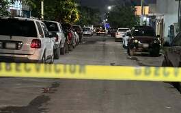 Dos hombres y una mujer fueron asesinados a balazos en calles de la colonia Alianza Real, en el municipio de Escobedo, Nuevo León.
