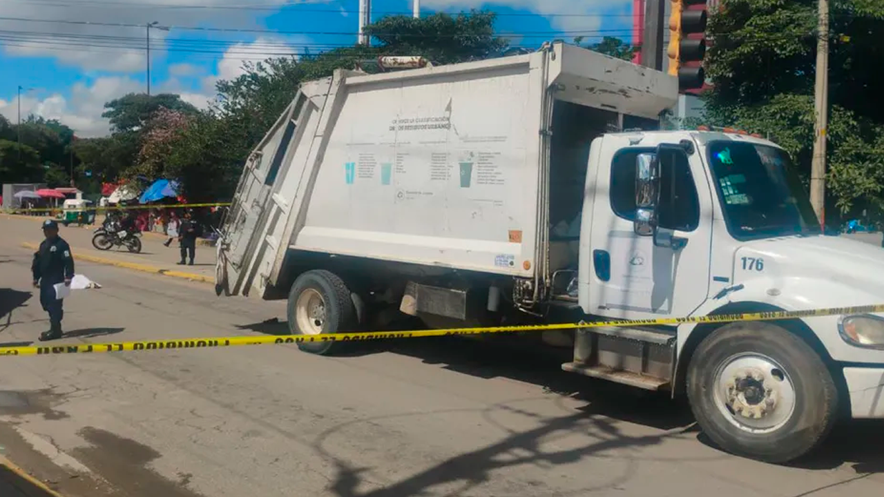 Una mujer de 78 años murió y un hombre de 80 resultó lesionado al ser embestidos por un camión recolector de basura en San Pedro Ixtlahuaca, Oaxaca.