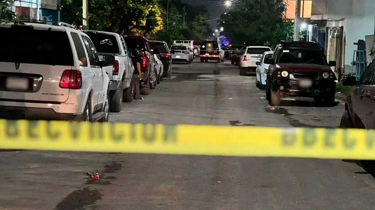Cuando convivían al exterior de un domicilio, dos hombres y una mujer fueron asesinados durante un ataque a balazos, en el municipio de Escobedo, Nuevo León.