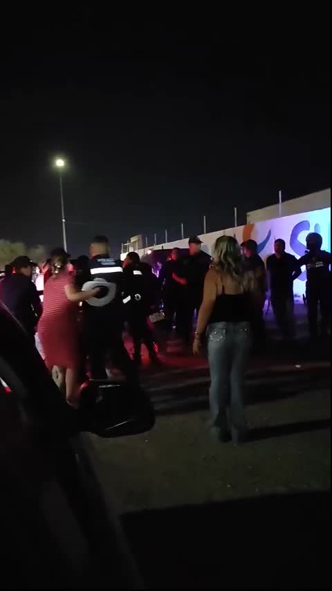 Un violento altercado en las inmediaciones del Poliforum, dentro del recinto Feria de Torreón, culminó con la detención de varios individuos.