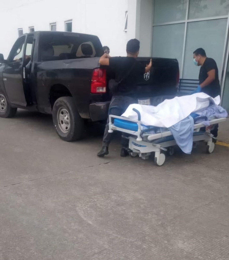 El traslado inadecuado del cuerpo se debió a que el único vehículo del Semefo en la región atendía otro reporte de manera simultánea.