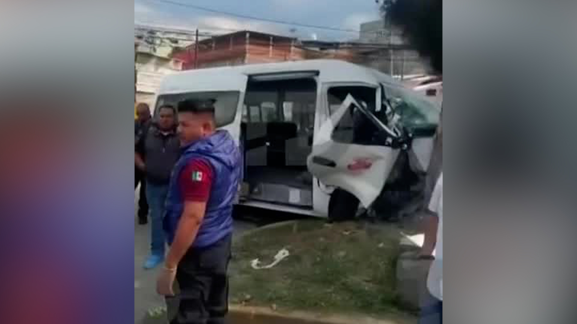 Aparentemente, el operador de la unidad circulaba a exceso de velocidad dentro del carril confinado del Metrobús.