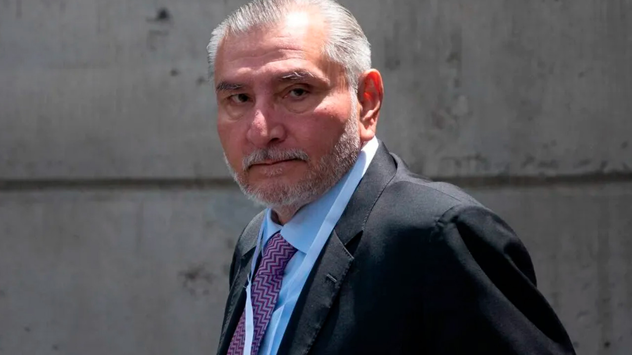 Adán Augusto López ofreció una conferencia de prensa para aclarar presuntos ingresos por 79 millones que no figuran en su declaración patrimonial.