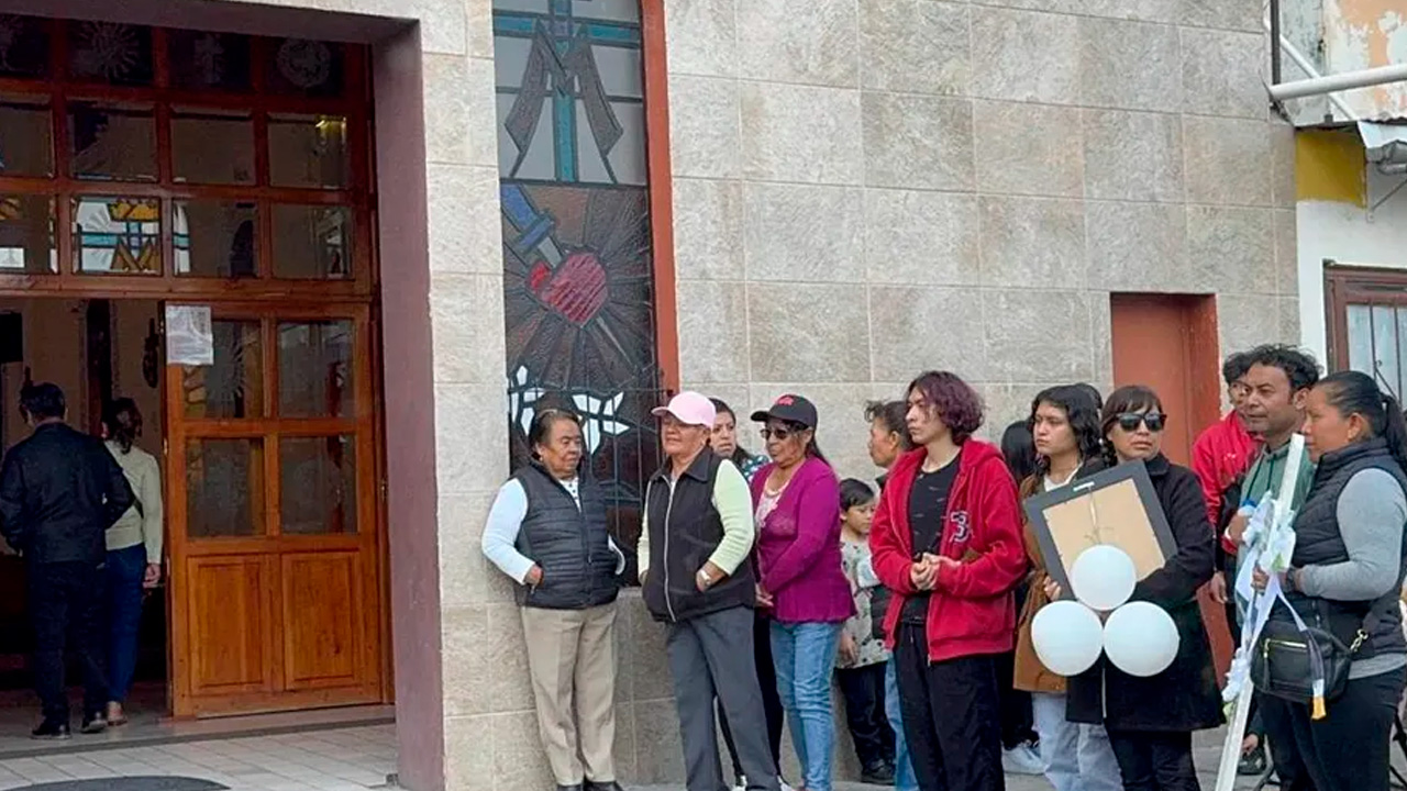 Familiares y amigos despidieron en Perote, Veracruz, a Jesús Israel, estudiante de 16 años del CCH Sur asesinado el pasado 22 de septiembre en el plantel.