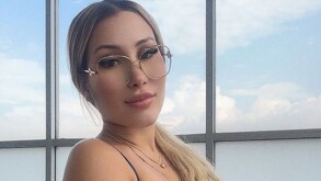 Angie sería una cercana de B-King y Regio Clown, quien radica en México y es conocida como modelo y actriz venezolana