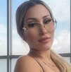 Angie sería una cercana de B-King y Regio Clown, quien radica en México y es conocida como modelo y actriz venezolana