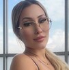Angie sería una cercana de B-King y Regio Clown, quien radica en México y es conocida como modelo y actriz venezolana