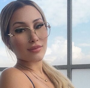 Angie sería una cercana de B-King y Regio Clown, quien radica en México y es conocida como modelo y actriz venezolana