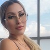 Angie sería una cercana de B-King y Regio Clown, quien radica en México y es conocida como modelo y actriz venezolana