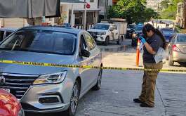 Sujetos desconocidos balearon cuatro vehículos en calles de la colonia Genaro Vázquez en el municipio de Monterrey. La Fiscalía de Nuevo León investiga.