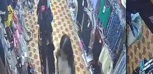 El robo quedó grabado gracias a la cámara de seguridad del sitio, donde se logró registrar el atraco y el rostro del presunto asaltante.
