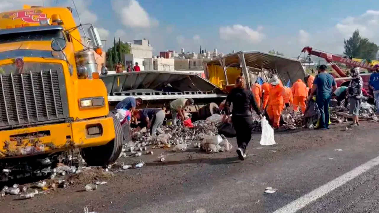 Un camión cargado con latas de cerveza volcó la mañana de este jueves, cuando circulaba sobre la carretera México-Pirámides en Ecatepec, Estado de México.
