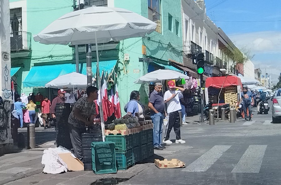 Estacionarse en la 10 o 12 Poniente se ha vuelto imposible debido a que los cajones están ocupados por negocios o carpas de vendedores informales.