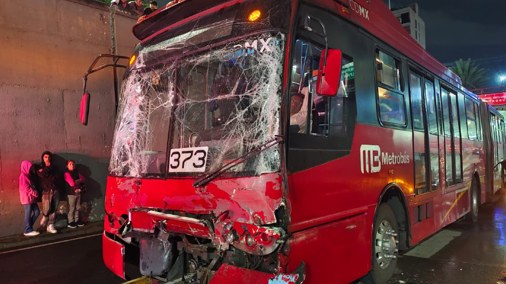 Elementos de seguridad de la Ciudad de México atendieron la emergencia en la colonia Álamos, ya que dos unidades del Metrobús se impactaron.