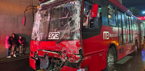 Elementos de seguridad de la Ciudad de México atendieron la emergencia en la colonia Álamos, ya que dos unidades del Metrobús se impactaron.