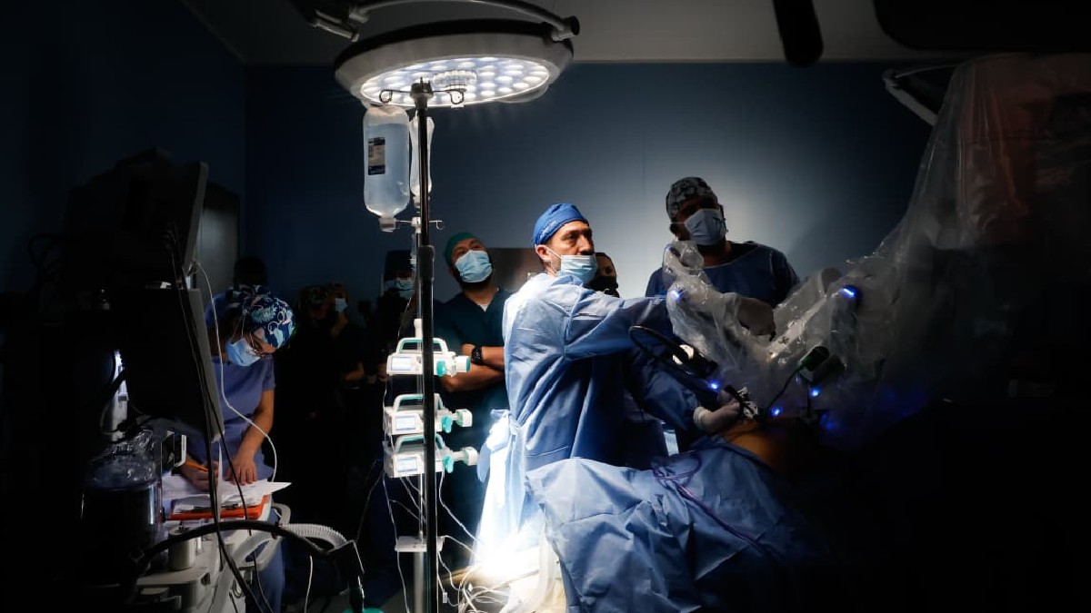 El médico que operó a las mujeres detalló que la lente que tiene el equipo de cirugía, amplifica 10 veces la visión.