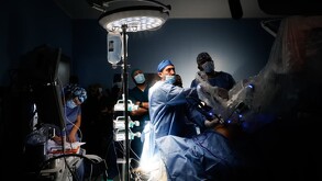 El médico que operó a las mujeres detalló que la lente que tiene el equipo de cirugía, amplifica 10 veces la visión.