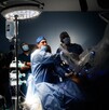 El médico que operó a las mujeres detalló que la lente que tiene el equipo de cirugía, amplifica 10 veces la visión.