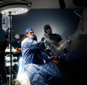 El médico que operó a las mujeres detalló que la lente que tiene el equipo de cirugía, amplifica 10 veces la visión.